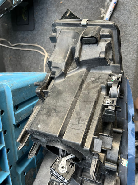 A89481704-08
   BMW 3 Series 2022 G20 G21  Driver Side LED Headlight

no module 

GENUINE

9481704

bmw G20 headlight