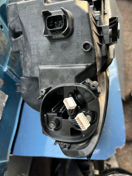 A89481704-08
   BMW 3 Series 2022 G20 G21  Driver Side LED Headlight

no module 

GENUINE

9481704

bmw G20 headlight