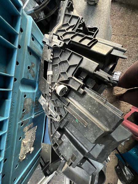 A89481704-08
   BMW 3 Series 2022 G20 G21  Driver Side LED Headlight

no module 

GENUINE

9481704

bmw G20 headlight