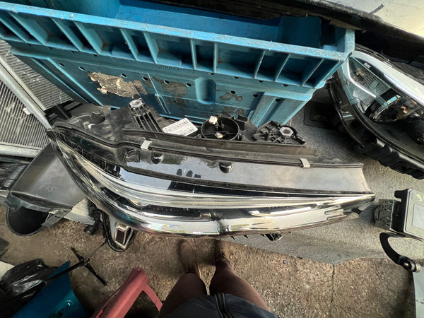 A89481704-08
   BMW 3 Series 2022 G20 G21  Driver Side LED Headlight

no module 

GENUINE

9481704

bmw G20 headlight