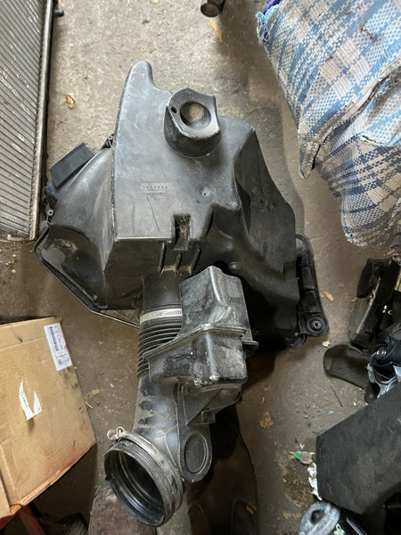 BMW 1 3 Series E87 E90 E91 Petrol N52 2.5 IAir Filter Box Intake Silencer
Bmw 3 series 2006 2.5i Air filter box and sensor 
7541736
13717541736