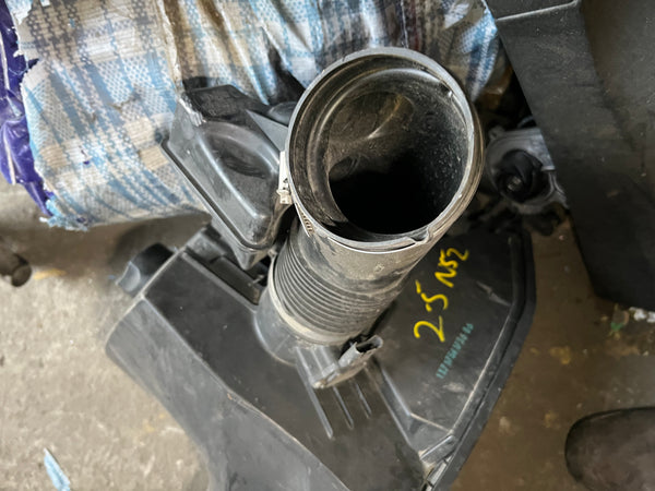 BMW 1 3 Series E87 E90 E91 Petrol N52 2.5 IAir Filter Box Intake Silencer
Bmw 3 series 2006 2.5i Air filter box and sensor 
7541736
13717541736