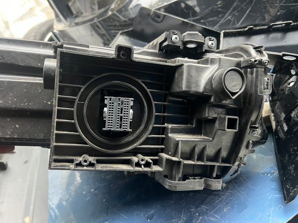 BMW XM  2024 passenger side LED LOWER HEADLIGHT  

GENUINE

5A8D463