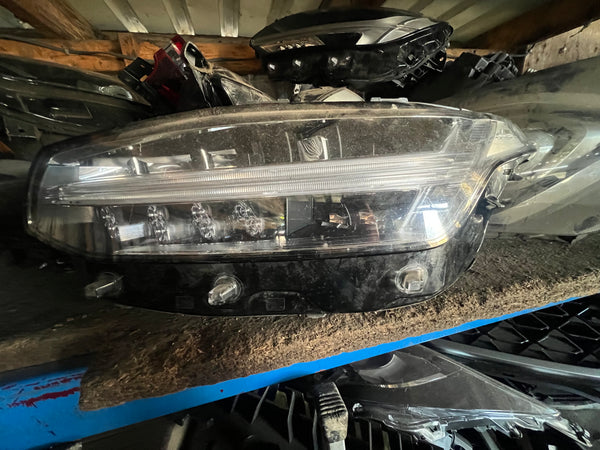 VOLVO XC90 2024  PASSENGER SIDE  LED HEADLIGHT GENUINE FRONT LAMP

XC 90 2024 

31655723

volvo xc90 headlight 

clip missing the side 

please observe pictures