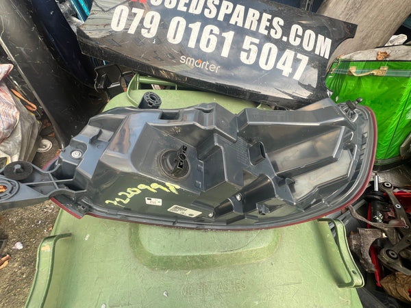 BMW M2  2017  F87  passenger side LED  back light 

This light has a little chip high lighted in yellow 

please observe all pictures 

7420991

Bmw 2 series 2018 passenger side back light 

bmw part

bmw parts 

bmw back light

bmw right