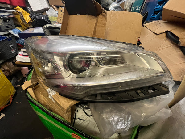90021745

FORD KUGA 2016 Mk2 Drivers side Xenon Headlight