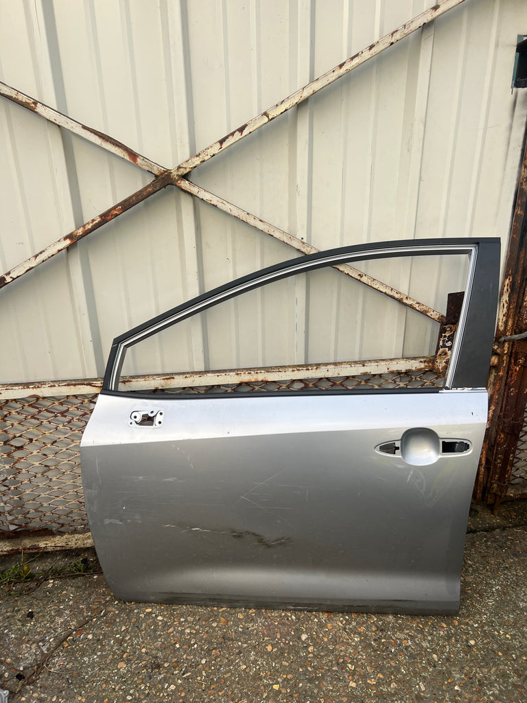 Toyota Prius Plus 2020 Front passenger Side Door   67001-47080

toyota Prius door shell 

needs a respray