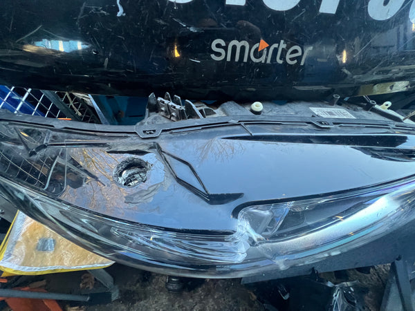 FORD MONDEO 2016  MK5 driver side HEADLIGHT DS73-13W029-FA 

Hole in the light please observe pictures 

ford light 

ford part

Ford mondeo parts