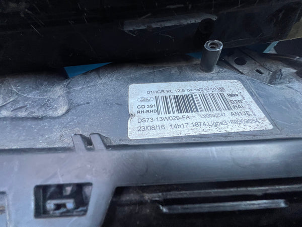 FORD MONDEO 2016  MK5 driver side HEADLIGHT DS73-13W029-FA 

Hole in the light please observe pictures 

ford light 

ford part

Ford mondeo parts