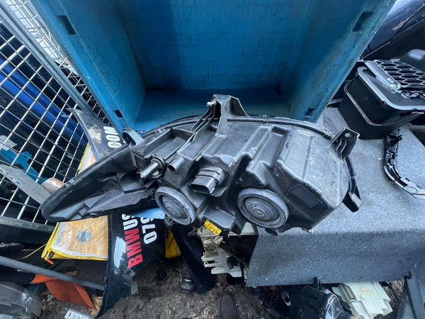 FORD MONDEO 2016  MK5 driver side HEADLIGHT DS73-13W029-FA 

Hole in the light please observe pictures 

ford light 

ford part

Ford mondeo parts