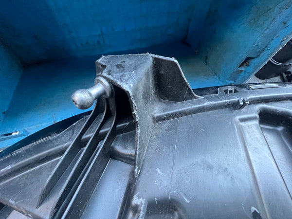 FORD MONDEO 2016  MK5 driver side HEADLIGHT DS73-13W029-FA 

Hole in the light please observe pictures 

ford light 

ford part

Ford mondeo parts