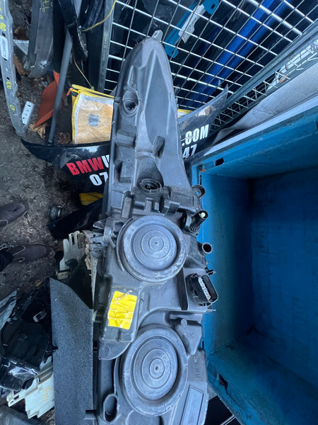 FORD MONDEO 2016  MK5 driver side HEADLIGHT DS73-13W029-FA 

Hole in the light please observe pictures 

ford light 

ford part

Ford mondeo parts