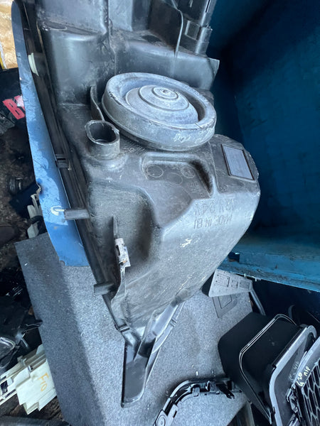 FORD MONDEO 2016  MK5 driver side HEADLIGHT DS73-13W029-FA 

Hole in the light please observe pictures 

ford light 

ford part

Ford mondeo parts