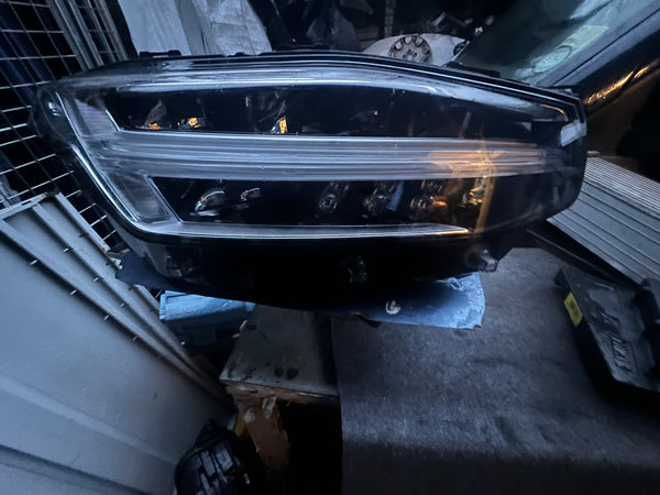 VOLVO V90/S90 2023 FULL LED Driver SIDE HEADLIGHT clips broken  please observe all pictures 

32338963