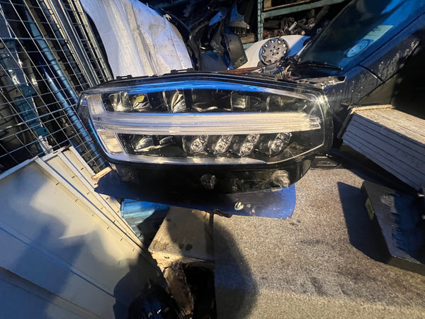 VOLVO V90/S90 2023 FULL LED Driver SIDE HEADLIGHT clips broken  please observe all pictures 

32338963