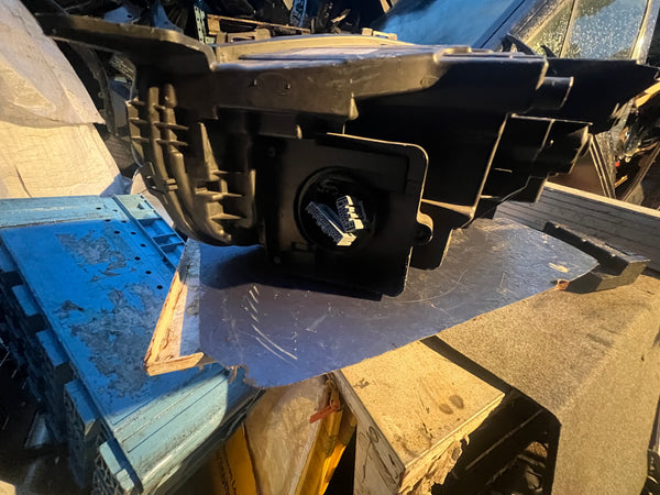 VOLVO V90/S90 2023 FULL LED Driver SIDE HEADLIGHT clips broken  please observe all pictures 

32338963