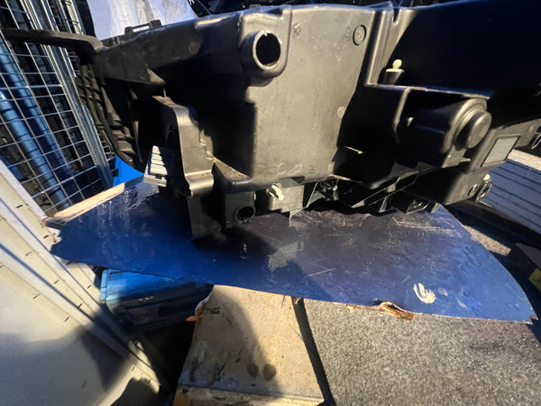 VOLVO XC90  2020  DRIVER SIDE LEd  HEADLIGHT 

clips broken 

please observe all pictures
