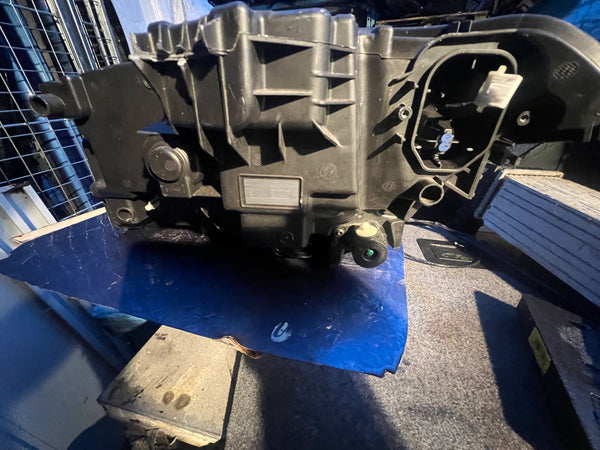 VOLVO V90/S90 2023 FULL LED Driver SIDE HEADLIGHT clips broken  please observe all pictures 

32338963