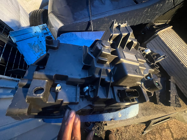 VOLVO V90/S90 2023 FULL LED Driver SIDE HEADLIGHT clips broken  please observe all pictures 

32338963