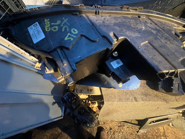 VOLVO V90/S90 2023 FULL LED Driver SIDE HEADLIGHT clips broken  please observe all pictures 

32338963