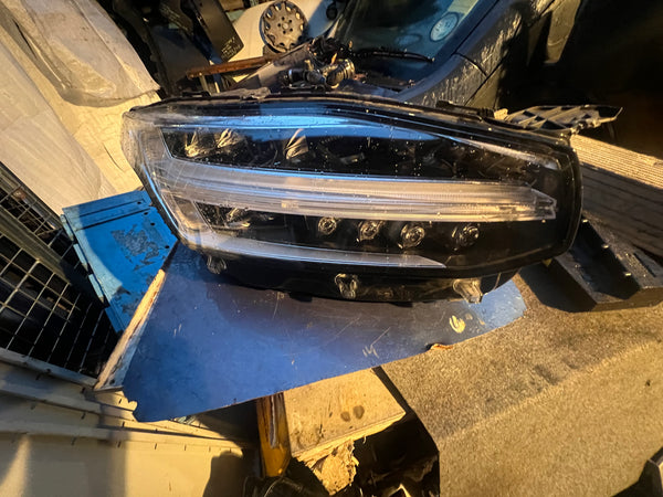 VOLVO V90/S90 2023 FULL LED Driver SIDE HEADLIGHT clips broken  please observe all pictures 

32338963