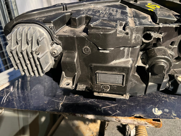 32404741

VOLVO XC90 2023 Passenger side headlight 

Mid

clips broken 

hole at the bottom of the  light

please observe all pictures