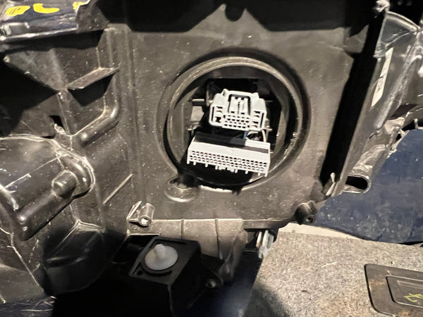 32404741

VOLVO XC90 2023 Passenger side headlight 

Mid

clips broken 

hole at the bottom of the  light

please observe all pictures