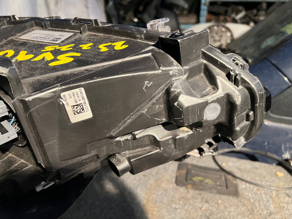 32404741

VOLVO XC90 2023 Passenger side headlight 

Mid

clips broken 

hole at the bottom of the  light

please observe all pictures