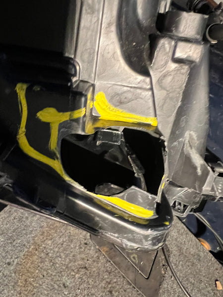 32404741

VOLVO XC90 2023 Passenger side headlight 

Mid

clips broken 

hole at the bottom of the  light

please observe all pictures