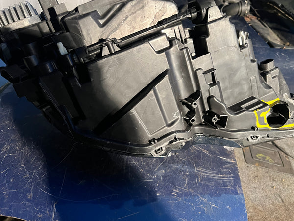 32404741

VOLVO XC90 2023 Passenger side headlight 

Mid

clips broken 

hole at the bottom of the  light

please observe all pictures