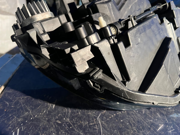 32404741

VOLVO XC90 2023 Passenger side headlight 

Mid

clips broken 

hole at the bottom of the  light

please observe all pictures
