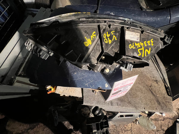 32342470

VOLVO XC90 2023 Passenger side headlight 
clips broken 


please observe all pictures