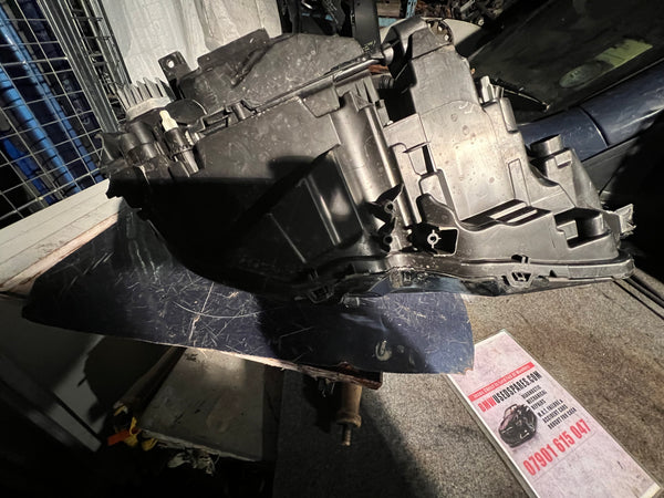 32342470

VOLVO XC90 2023 Passenger side headlight 
clips broken 


please observe all pictures
