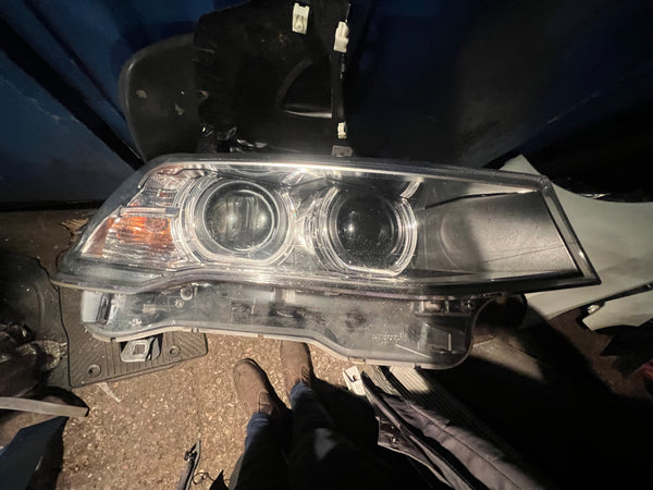 7400020

  BMW X3 2015 f25 DRIVERS SIDE XENON HEADLIGHT

Hole at the bottom of the headlight 

clips broken 

please observe all pictures