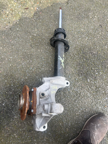 6876849
  MINI COOPER 2022 F56 EV  passenger side front shock and HUB LEG  top mount and spring missing 

6888141