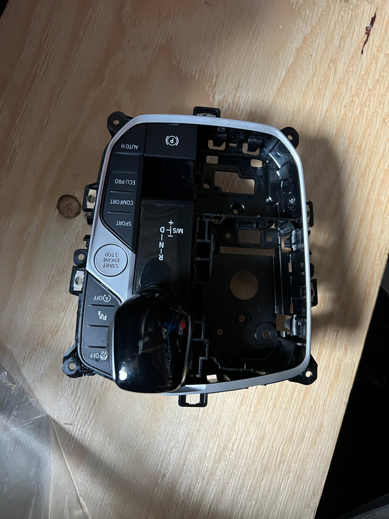 BMW 2 series 2025 F44 gear selector

5A7E010    BMW 1 F40 2023 gear selector shifter 5A7E010 AUA196132