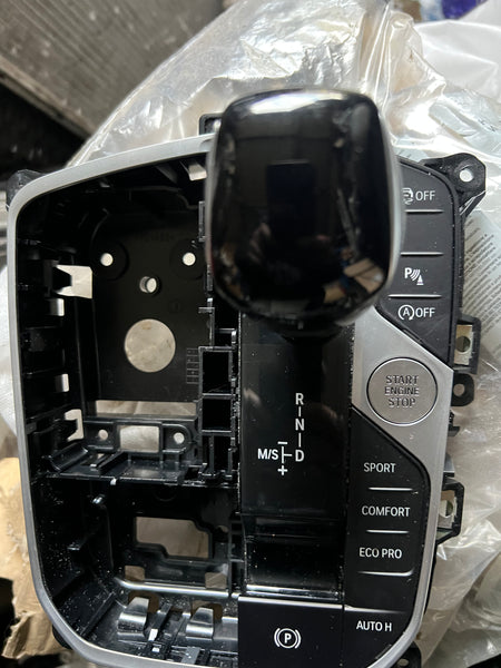 BMW 2 series 2025 F44 gear selector

5A7E010    BMW 1 F40 2023 gear selector shifter 5A7E010 AUA196132