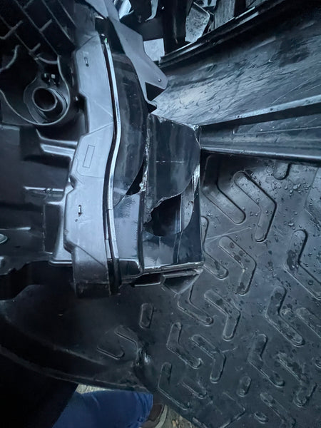 5A3CEA4

Bmw iX 2023 Driver side laser Headlight 


Glass cracked at the tip

hole on the side can be repaired 

please observe  all pictures