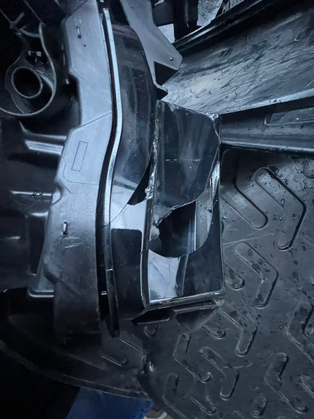 5A3CEA4

Bmw iX 2023 Driver side laser Headlight 


Glass cracked at the tip

hole on the side can be repaired 

please observe  all pictures