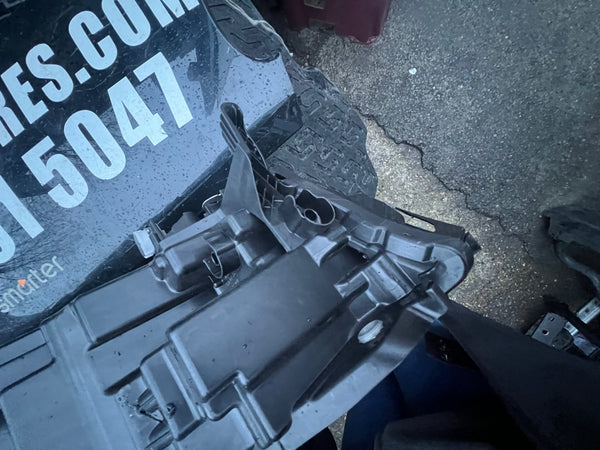 5A3CEA4

Bmw iX 2023 Driver side laser Headlight 


Glass cracked at the tip

hole on the side can be repaired 

please observe  all pictures