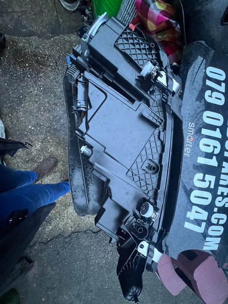 5A3CEA4

Bmw iX 2023 Driver side laser Headlight 


Glass cracked at the tip

hole on the side can be repaired 

please observe  all pictures