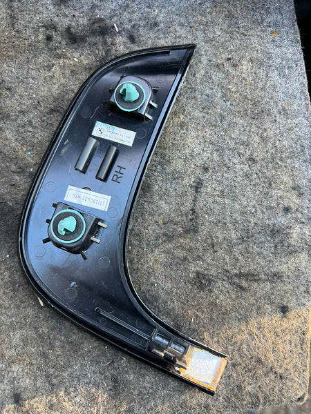 BMW M8 G16 passenger side Roof Side Frame Finisher

the small finisher 

51767456090

7456090

GENUINE