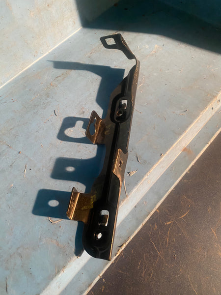 51648955672     BMW M4 2017 F82 Radiator Lower Right Bracket   8055672