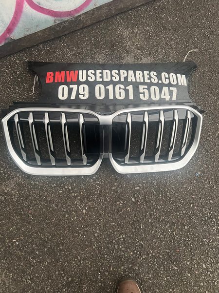 BMW X1  2026 U11 Front bumper upper radiator grill 9880301

Bmw X1 2026 Grill