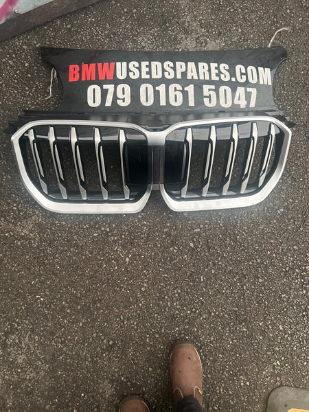 BMW X1  2026 U11 Front bumper upper radiator grill 9880301

Bmw X1 2026 Grill