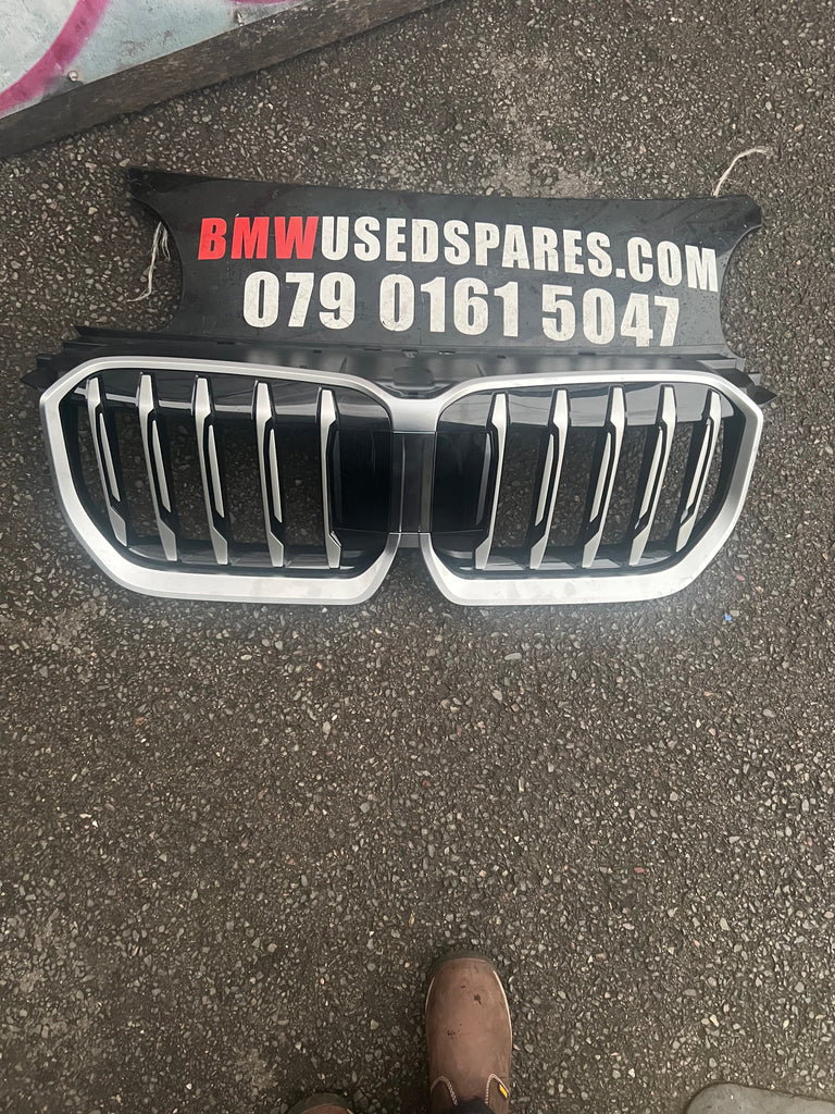 BMW X1  2026 U11 Front bumper upper radiator grill 9880301

Bmw X1 2026 Grill