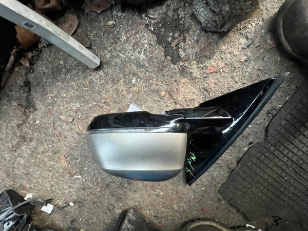 BMW X5 2019 G05  passenger side wing mirror with camera NO GLASSES.  

9 pins 

plastic under needs replacing 

observe all pictures please 

Bmw X7 2019 G07 passenger side wing mirror