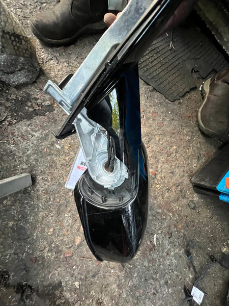BMW X5 2019 G05  passenger side wing mirror with camera NO GLASSES.  

9 pins 

plastic under needs replacing 

observe all pictures please 

Bmw X7 2019 G07 passenger side wing mirror