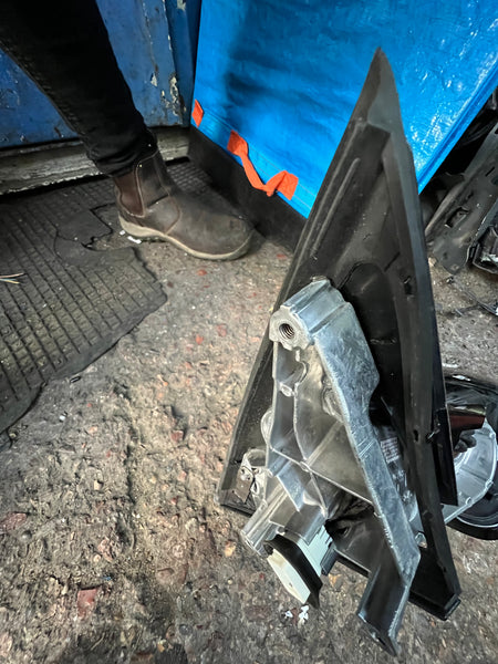 BMW X5 2019 G05  passenger side wing mirror with camera NO GLASSES.  

9 pins 

plastic under needs replacing 

observe all pictures please 

Bmw X7 2019 G07 passenger side wing mirror