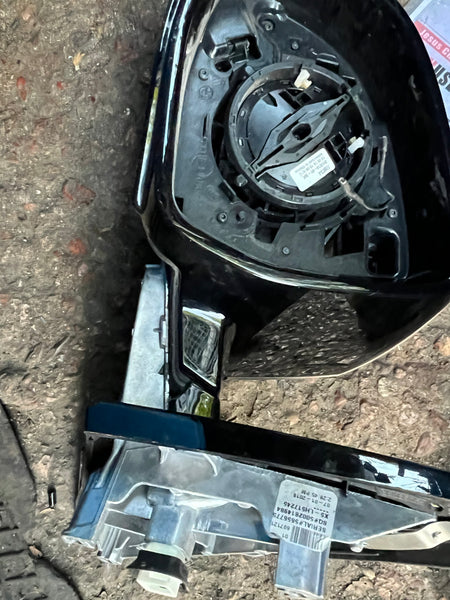 BMW X5 2019 G05  passenger side wing mirror with camera NO GLASSES.  

9 pins 

plastic under needs replacing 

observe all pictures please 

Bmw X7 2019 G07 passenger side wing mirror